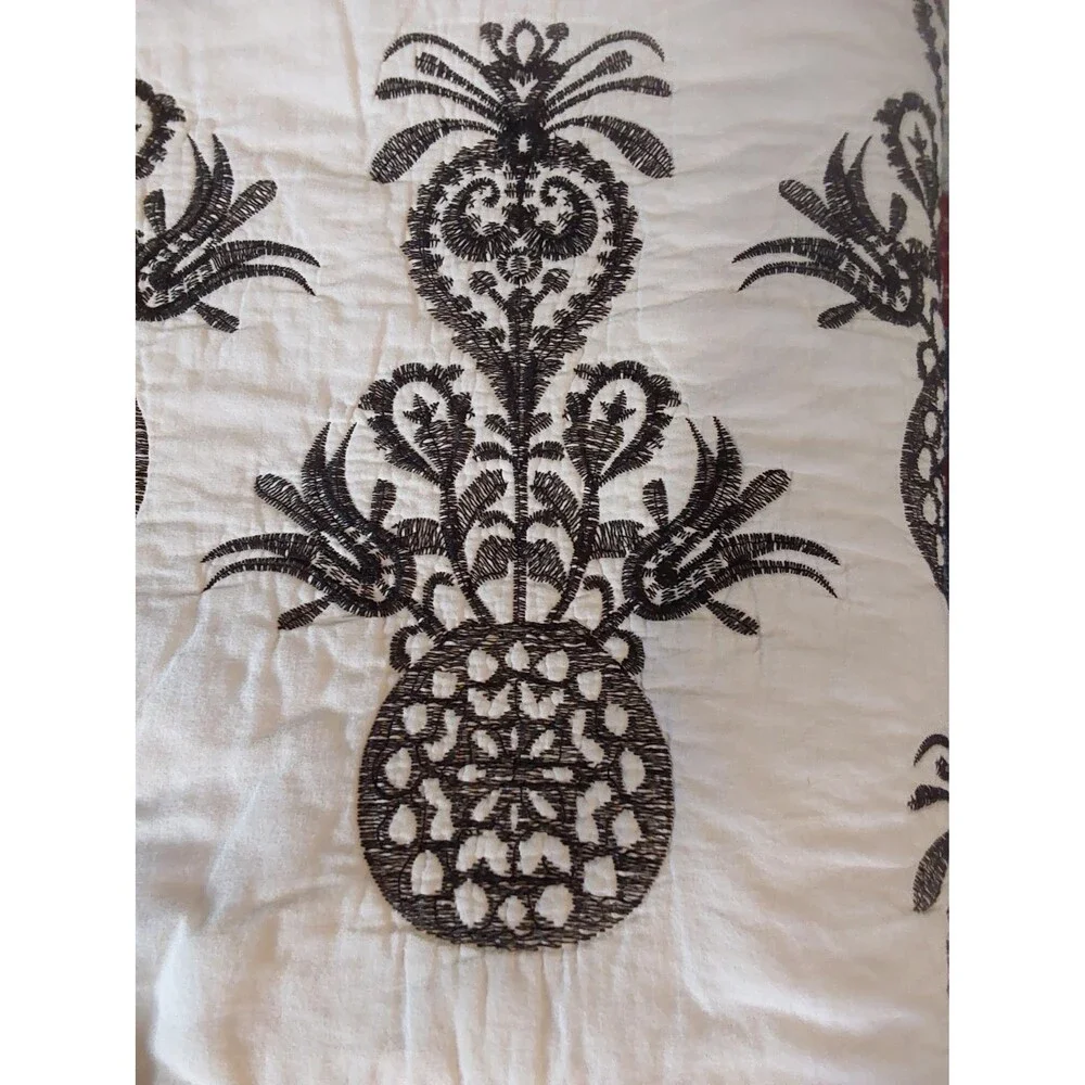 Vintage Black & White Floral Vase Print Quilted Spread